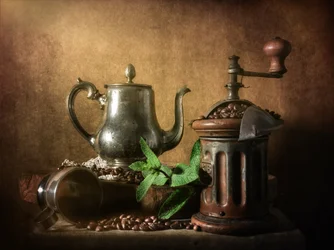 Tetera rústica con molinillo de café