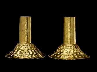 Par de adornos de oreja usados por un gobernante o chamán