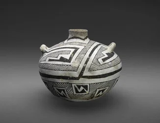 Jarra (Olla) con diseños escalonados y rayados