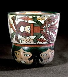 Arte precolombino: jarra de terracota decorada con divinidades y rostros del sitio de Nazca. 100 a.C.-800 d.C. Lima, Museo Nacional de Antropología y Arqueología, Perú