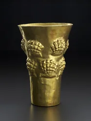 Copa que representa spondylus, la concha roja brillante de un molusco, 800-1350 d.C.