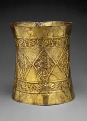 Corona que representa gobernantes o dioses sosteniendo bastones ceremoniales, 800-1350 d.C. (oro martillado y cincelado)