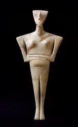 Arte de las Cícladas: «Figurilla femenina», ídolo de mármol procedente de Siros. 3000 a. C. Civilización cicládica (-3200 a -2000). Dimensiones: 46 cm. Atenas, Museo Arqueológico Nacional