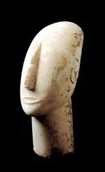 Arte de las Cícladas: «Cabeza grande». Escultura de mármol. 3000 a. C. Civilización cicládica (-3200 a -2000). Atenas, Museo Arqueológico Nacional