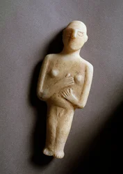 Ídolo femenino, figurilla esquemática, mármol blanco, 3200-2000 a.C.