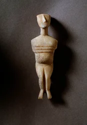 Ídolo femenino, figurilla esquemática, mármol blanco con incrustaciones de ocre, 3200-2000 a.C.