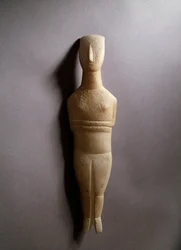 Figurilla femenina esquemática, mármol blanco con incrustaciones de ocre, 3200-2000 a.C.