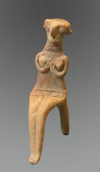 Figurilla de una mujer sentada