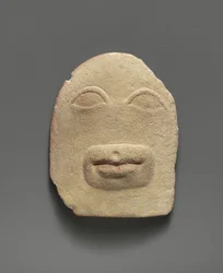 Relieve votivo de piedra caliza de ojos y una boca (piedra caliza)