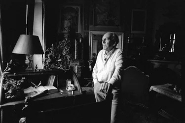 Jiri Mucha de pie junto a su escritorio en su casa en Hradcany, Praga
