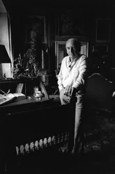 Jiri Mucha de pie junto a su escritorio en su casa en Hradcany, Praga