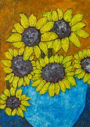 Girasoles en un jarrón azul