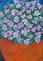 Flores en maceta de un morado intenso