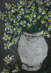 Flores blancas en un jarrón gris