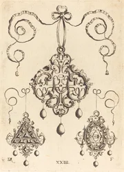Tres Colgantes de Ornamentación, Los Inferiores Triangulares y Ovalados