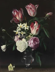 Rosas, tulipanes y narcisos en un jarrón de cristal, con una mariposa, sobre una repisa