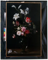 Ramos de rosas, tulipanes, narcisos y otras flores suspendidos de cintas azules (óleo sobre cobre)