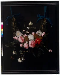 Ramos de rosas, tulipanes, narcisos y otras flores suspendidos de cintas azules (óleo sobre cobre)