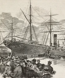 Asistentes al embarque de los Bersaglieri, cuerpo del ejército italiano, en el buque Gottardo, expedición italiana en el Mar Rojo, grabado a partir de un dibujo de Dante Paolocci, de L