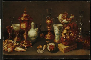 Naturaleza muerta con conchas, con nautilus, jarrones, vasos y ramas de coral