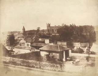 Linlithgow, desde la estación de tren, con el Ayuntamiento, la Iglesia de San Miguel y el Palacio