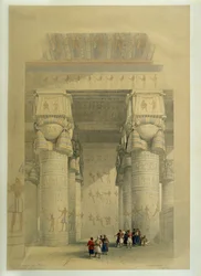 Bajo el pórtico del templo de Dendera ...