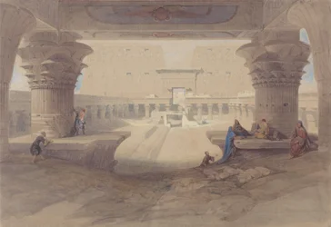 Desde debajo del pórtico del templo de Edfu, en el Alto Egipto