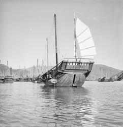 Vista a babor del junco de pesca Hong Kong fisher d.w. 2473HA fondeado en Hong Kong