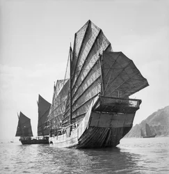 Vista de babor del junco tipo pescador Yeungkong con el número de puerto 227HA navegando en Aberdeen, Hong Kong.