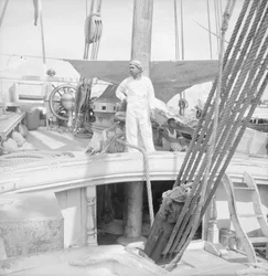 A bordo de un dhow indio tipo kotia anclado en Colombo, Ceilán