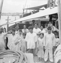 El capitán y la tripulación a bordo del dhow indio de tipo kotia Karimi (fl.1938) anclado en Colombo, Ceilán.