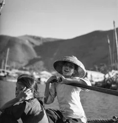 Dos jóvenes sampan en Aberdeen, Hong Kong
