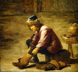 Un joven poniéndose una bota