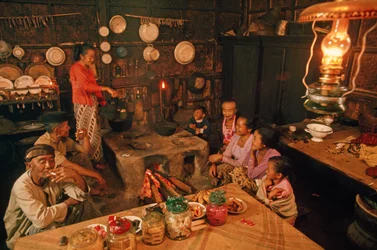 Una familia sentada junta antes de cenar. Tenggerese, Java, Indonesia.