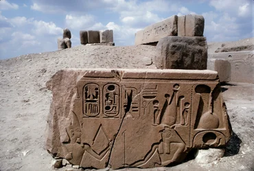 Tanis Egipto, dibujos en ruinas de piedra en la antigua ciudad de Tanis con jeroglíficos