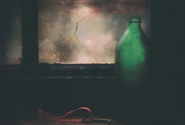 Naturaleza muerta en una ventana en penumbra