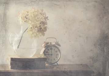 Flores secas y un reloj antiguo