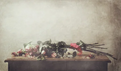 Naturaleza muerta con rosas marchitas