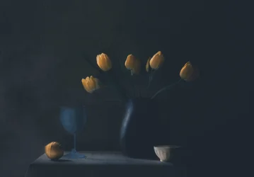 Naturaleza muerta con tulipanes amarillos melancólicos