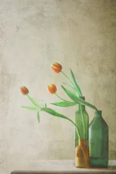 Tulipanes naranjas en botellas