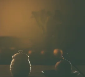 Naturaleza muerta con manzana y miel caliente