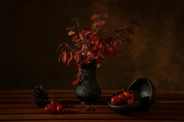 Naturaleza muerta de otoño oscuro