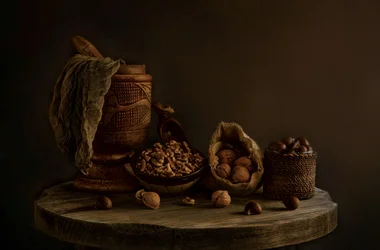 Naturaleza muerta rústica con frutos secos