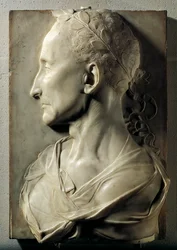 Perfil de un hombre laureado conocido como Julio César. Escultura de mármol atribuida a Desiderio Settignano (1428-1464). Siglo XV. Museo del Louvre, París