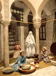 Mujeres moriscas preparando cuscús en un patio, Argel, Argelia, c. 1899