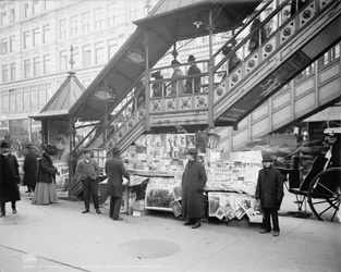 Un quiosco de periódicos característico en Nueva York, c.1903 (foto en blanco y negro)