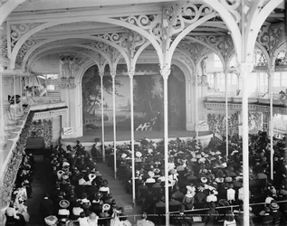 Durante una actuación en los Jardines del Paraíso de Hammerstein, Nueva York, c.1900-06
