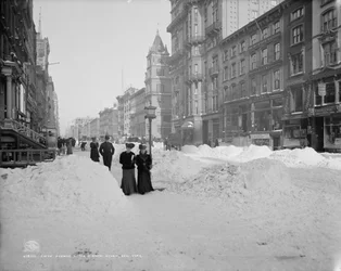 Quinta Avenida después de una tormenta de nieve, Nueva York, c.1905 (foto en blanco y negro)