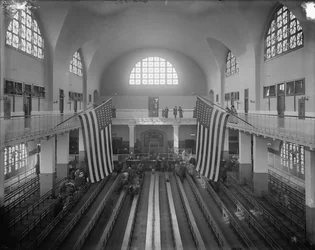 Sala de inspección, Isla Ellis, Ciudad de Nueva York, c.1910