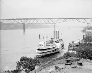 Pasando sobre y bajo el puente de Poughkeepsie, Poughkeepsie, N.Y., c.1906